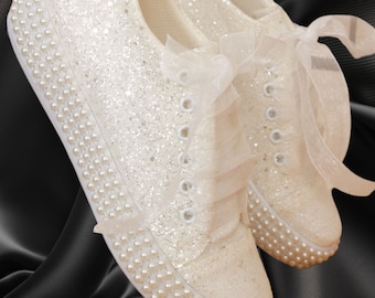 Pearl Wedding Converse – Flat Bridal Sneakers with Pearl Beads, Sparkly Glitter Bride Shoes, Comfortable Wedding Flat Sneakers