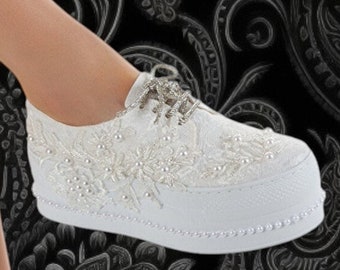 Baskets de mariage en dentelle nacrée, chaussures de mariée, Converse de la mariée, baskets de la mariée, chaussures à plateforme, baskets de mariée, baskets Brauts, converse à plateforme