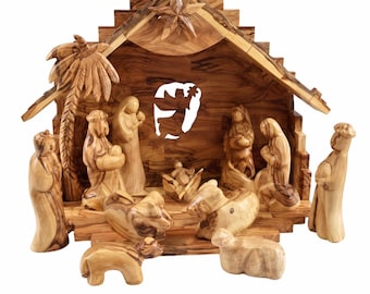 Può includere: Un presepe in legno d'ulivo intagliato a mano con una stalla, una stella sulla sommità e la sagoma di un angelo ritagliata. Il set comprende statuine di Maria, Giuseppe, Gesù bambino nella mangiatoia, tre re magi, una palma e vari animali.