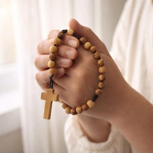 Rosario de madera de olivo para primera comunión, rosario católico hecho a mano de Belén, cruz grabada personalizada, recuerdo de Tierra Santa.