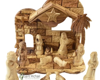 Può includere: Un presepe in legno d'olivo intagliato a mano con una stalla, una stella, una palma e figure di Maria, Giuseppe, Gesù bambino, pastori e animali. La scena è realizzata in legno d'olivo proveniente da Betlemme.