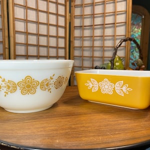 Vintage Pyrex Butterfly Bowl & Dish Set