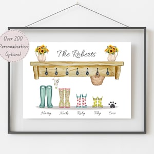 Puede incluir: Impresión en acuarela de un perchero familiar con el nombre de la familia "The Roberts" arriba. El perchero tiene ganchos y está decorado con girasoles y botas. El texto dice "¡Más de 200 opciones de personalización!"