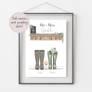 Könnte beinhalten: Ein personalisierter Hochzeitsdruck mit einem rustikalen Holzregal, zwei Paar Stiefeln und einem schwarzen Schild mit der Aufschrift "Mr. & Mrs. Smith".