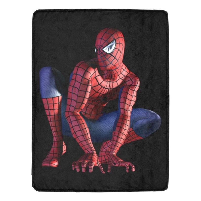 Op de afbeelding: Een rood en blauw Spider-Man-personage in een hurkende pose op een zwarte achtergrond.
