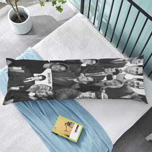 Könnte beinhalten: Ein schwarz-weißes Kissen mit einem Collage von Männergesichtern und dem Text "Henry Cavill" auf dem Kissen.
