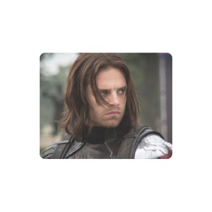 以下が含まれることがあります： 茶色の髪の男性のクローズアップポートレート。黒と銀のジャケットを着ています。彼は深刻な表情をしています。