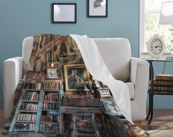 Pode incluir: Uma manta de lã polar com uma imagem de estilo vintage de uma biblioteca com estantes, uma escrivaninha de madeira e um retrato de um homem. A imagem está em tons de marrom, azul e branco.