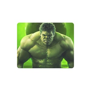 以下が含まれることがあります： 緑色の筋肉質の体格をした人物が、緑と黒の背景に立っている。人物は大きく緑色の頭を持ち、眉間にしわを寄せ、口を大きく開けている。人物の腕は曲がっており、拳を握っている。