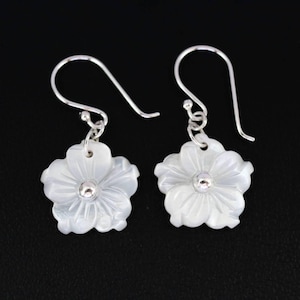 Pendants d'oreilles fleurs en nacre | Boucles d'oreilles florales en argent sterling 925 | Cadeau fait main délicat pour elle | Bijoux minimalistes de tous les jours