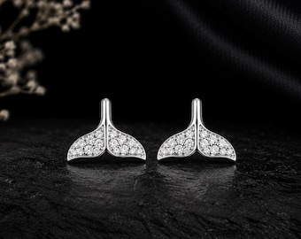 Pendientes de cola de ballena de plata de ley 925 con circonitas. Pendientes de pez inspirados en el océano, regalo minimalista para ella. Pendientes minimalistas con forma de cola de ballena.