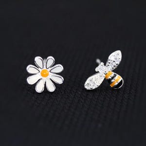 ミスマッチな蜂と花のシルバースタッドピアス、繊細な花のスタッドピアス、花のスタッドピアス、蜂のスタッドピアス、CZピアス