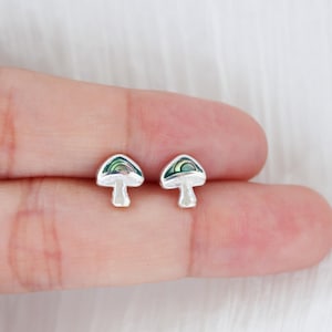 925 Sterling Silber kleine Pilz Ohrstecker, niedlichen Pilz Ohrstecker, Essen Ohrringe, niedlichen Pilz, minimale Ohrringe, Abalone Ohrstecker