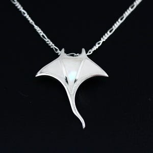 Colgante de manta raya con perla en plata de ley 925, colgante de concha de manta raya, collar de manta raya, colgante de raya, regalo, dije de manta raya con perla, MOP