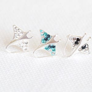 Orecchini a bottone a forma di pesce manta in argento sterling, orecchini a forma di pesce manta con zirconi cubici blu acquamarina in argento sterling, orecchini a forma di pesce razza