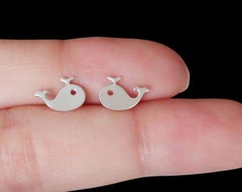 Walvisoorknopjes - leuke minimalistische zilveren oorbellen, oceaansieraden, cadeau voor haar, visoorbellen, cadeau strandliefhebber, kleine walvisoorbel