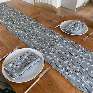 Snowdrop Tischläufer und Servietten / Frühlings Tischdekoration, 192 x 32 cm, Baumwolle, Handarbeit - Sage Grün / Frühling Floral