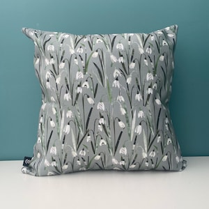 Snowdrop Kissen / Frühlingsblumenkissen, floraler Baumwollkissenbezug, Salbeigrün, 45 x 45 cm - handmade in UK