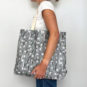 Bolso de mano con diseño de campanillas de invierno / Bolso de compras con estampado floral primaveral - Bolso grande de algodón verde, diseñado, impreso y fabricado en Inglaterra - Snowdrops