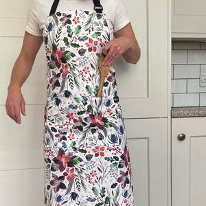 Christmas Apron / Christmas Pinny / Thanksgiving Apron with pockets, handmade in England - Winter Floral - Poinsettia