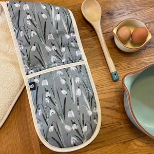 Guanti da forno doppi Snowdrop in verde salvia, guanti da forno floreali primaverili, realizzati nel Regno Unito.