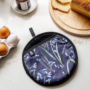 Bluebells Pot Holder for moving hot pans / Handy Kitchen Oven Mitt and Pot Grab, Handmade in Britain / Housewarming Gift for Flower Lovers.