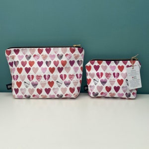 Herzchen Kulturtasche/Herz Schminktasche/Kosmetiktasche - Pinke und Rote Herzen, maschinenwaschbar mit wasserdichtem Futter & handgefertigt in Großbritannien.