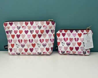 Bolsa de lavado con forma de corazón / Bolsa de maquillaje con forma de corazón / Bolsa de cosméticos - Corazones rosas y rojos, lavable a máquina con forro impermeable y hecha a mano en el Reino Unido.