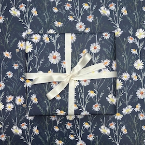 Gänseblümchen Geschenkpapier / Geschenkpapier - für Frühlings- und Sommergeburtstage, Hochzeiten, Jahrestage, marineblaue recycelbare Geschenkverpackung.