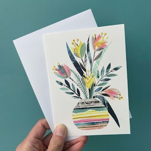 Tarjeta de felicitación con tulipanes en un jarrón / Tarjetas de felicitación con jarrón de flores, tarjeta en blanco con sobre, para cualquier ocasión.