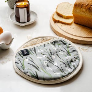 Snowdrops Pot Grab for moving hot pans / Handy Kitchen Oven Mitt and Pot Holder, Handmade in Britain / Housewarming Gift for Flower Lovers.