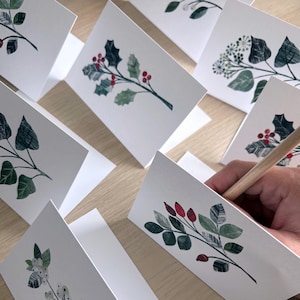 Paket med 8 mini-blommiga anteckningskort – Vinterlövverk och bär | Tom inuti | Botaniska konstkort | Julkort | Handgjorda i Storbritannien
