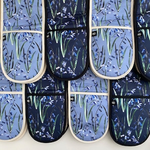 Guanti da forno doppi Bluebell / Guanti da forno floreali / Presina / Regalo di inaugurazione della casa disponibili in azzurro o blu navy.
