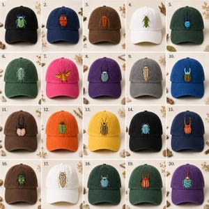Peut inclure: Une collection de vingt casquettes de baseball de différentes couleurs, chacune présentant un motif de scarabée brodé unique sur le panneau avant. Les casquettes incluent des tons de noir, marine, marron, blanc, vert, rose, violet, gris, bleu, orange et jaune.