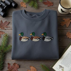 Besticktes Sweatshirt mit drei Stockenten, Vogel-Trio-Design, Jäger, Vogelbeobachtet oder Naturliebhaber Geschenk, Dunkelgrau