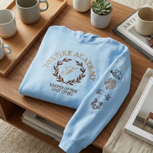 Besticktes Foxfire Akademie Sweatshirt, Lost Citees Fan Geschenk, Elfen Schule Wappen Bekleidung, Fantasy Buch Liebhaber Hoodie