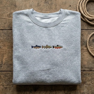 Arten von Forelle Besticktes Sweatshirt, Angelführer Geschenk, Verschiedene Fische Rundhalsausschnitt, Fliegenfischerausrüstung, Angler Lernhemd
