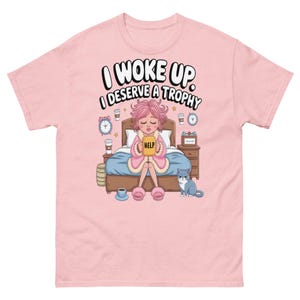 Camiseta clásica unisex "Me desperté, merezco un trofeo" / Divertida camiseta de dibujos animados de chica dormida / Regalo de humor matutino acogedor / Camiseta de algodón suave