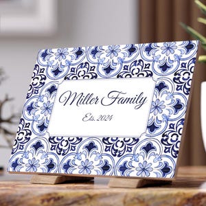 Pode incluir: Placa de madeira com padrão de azulejos azuis e brancos com o texto "Miller Family Est. 2024".