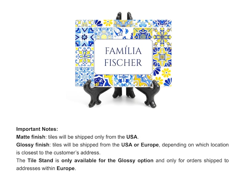May include: A decorative tile frame with a blue, yellow, and white floral pattern. The frame features the text "FAM&Iacute;LIA FISCHER" in a central white space. It is displayed on a black stand.