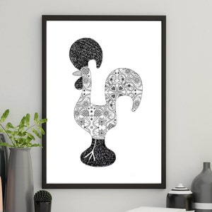 以下が含まれることがあります： 花柄の模様が細かく描かれた、白黒の線画の鶏のプリント。鶏は片足で立っており、頭には大きな鶏冠があります。