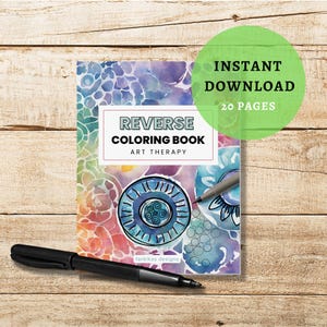 Könnte beinhalten: Ein "Reverse Coloring Book" mit dem Text "Art Therapy" wird auf einer Holzoberfläche angezeigt. Das Buch hat ein farbenfrohes Aquarelldesign mit einem schwarzen Marker und einem silbernen Stift. Ein grüner Kreis mit dem Text "Instant Download 20 Pages" befindet sich im Hintergrund.