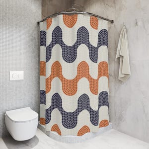 Duschdraperier Vågstenmönster: Retrogeometrisk stil, Vågiga blåorange badrumsdraperier, Portugisisk trottoardesign, Boho badrumsinredning