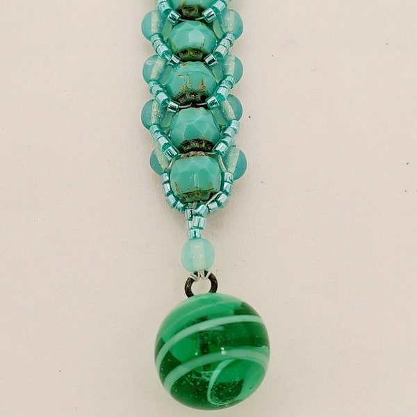 Seafoam Green Bracelet en motif en spirale plate avec des perles cathédrale le long du centre. Agrémenté de perles rondes et Delica, balle &boucle proche