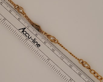Delicate bracelet of gold tone Figaro chain and caged pearls, gold tone lobster clasp, length adjustable