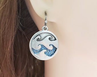 Les boucles d’oreilles Waves en argent antique, médaillons ronds avec dos en spirale, paillettes bleues pour accentuer la zone inférieure, fils d’oreille