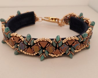 Zara Bracelet with a zig zag pattern of Silky and Kheops par Puca beads in bronze and turquoise, closure is a gold tone magnetic clasp