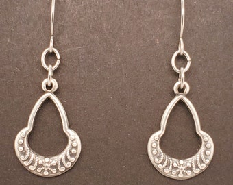 Boucles d’oreilles lacrymogène ouvertes en argent antique, la partie inférieure est plus épaisse et plus large et a un motif surélevé, des fils d’oreille