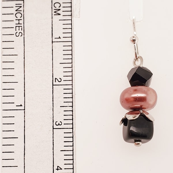 Pendientes negros y rubores, cuentas poligonales cuadradas y facetadas negras, perlas de disco, tapa de cuentas plateadas, alambres para las orejas