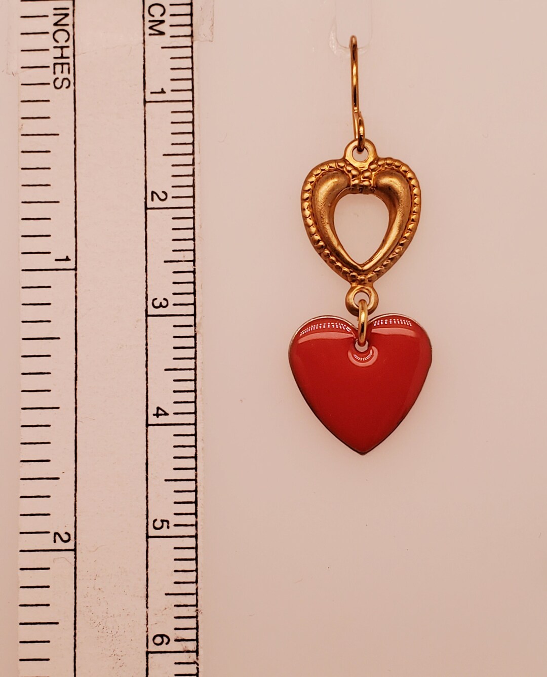 Goldohrringe mit dunklem Herz